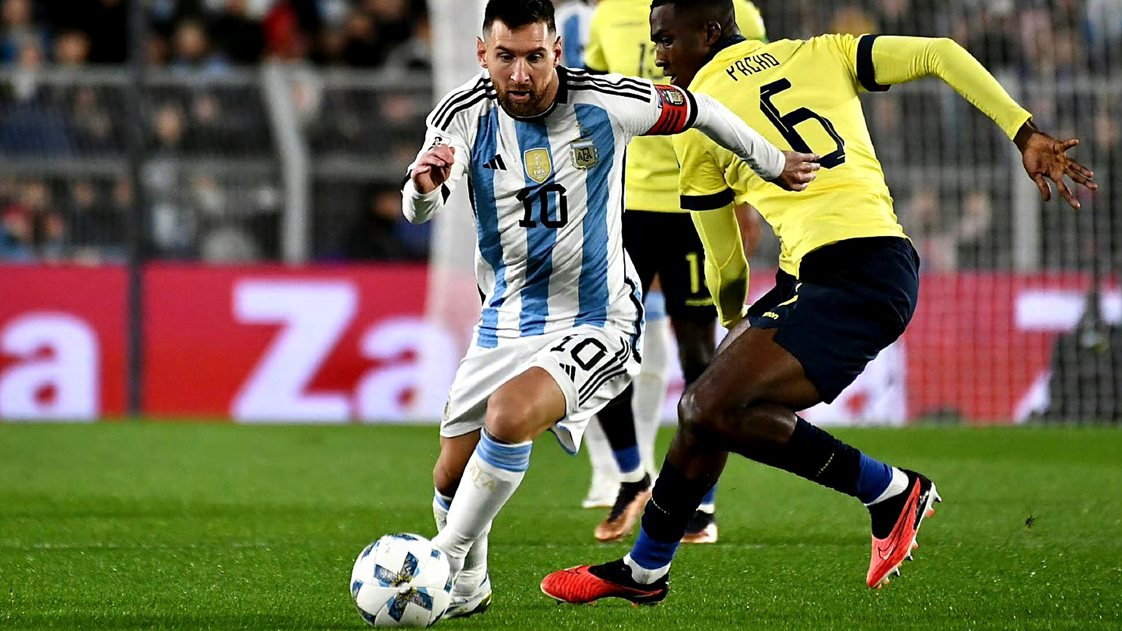 关于南美洲足球比赛：阿根廷队迎来胜利，晋级下一轮的信息