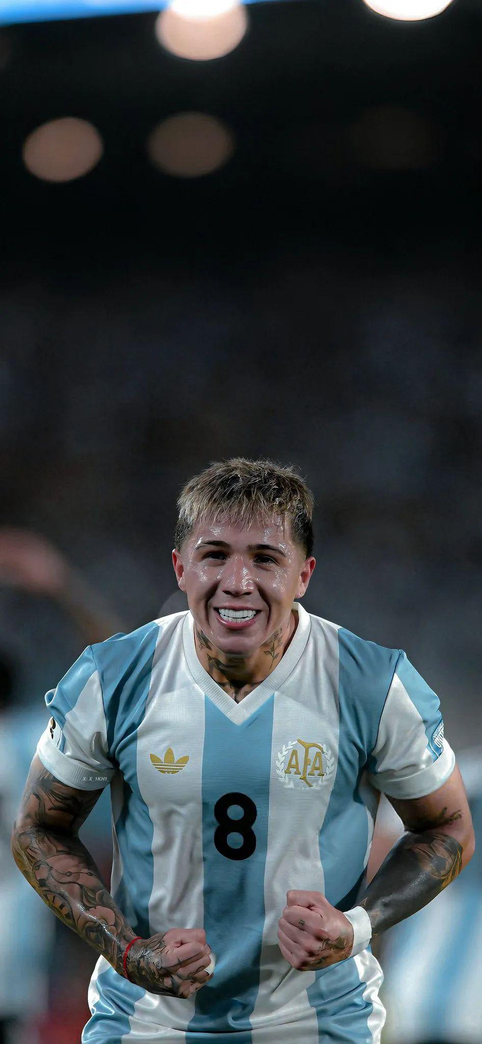 关于南美洲足球比赛：阿根廷队迎来胜利，晋级下一轮的信息